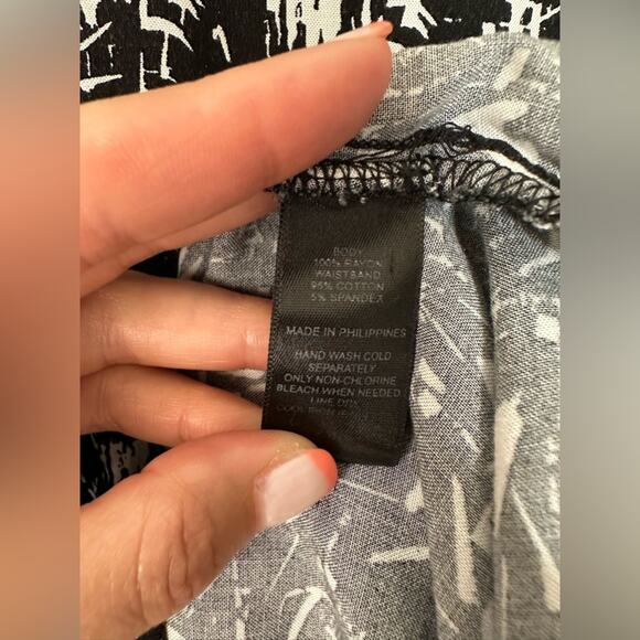 EXPRESS Womens 3/4 Sleeve Printed Lightweight Flowy V-Neck Short Romper Size XS - Picture 8 of 8